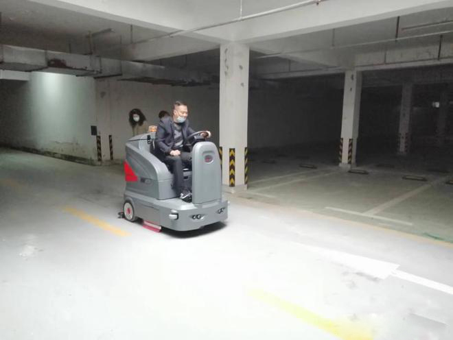 西双版纳小区物业保洁不用人力改用驾驶式洗地机了